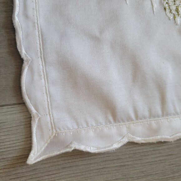 Embroidered Winter Scene Table Runner 39" x 14" Cotton Fabric With Scalloped Edg - Picture 3 of 7